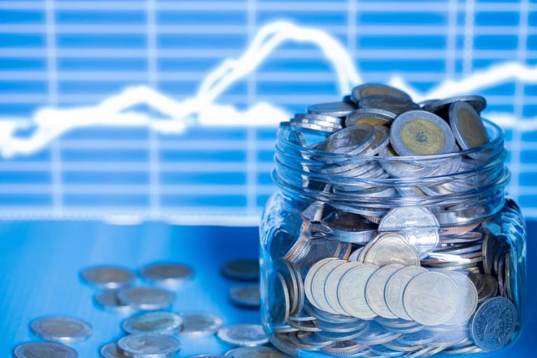 o que é coe: um pote de vidro cheio de moedas.