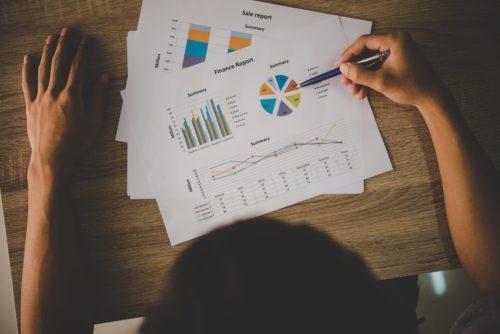 venture capital: uma pessoa analisando gráficos.