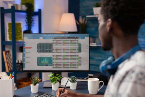 Hedge: um homem acompanhado o mercado financeiro e vendo as oscilações para proteger seus investimentos.