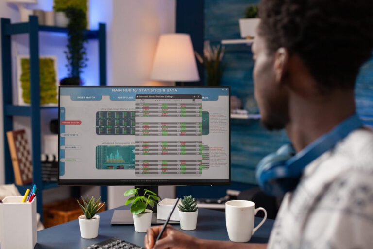 Hedge: um homem acompanhado o mercado financeiro e vendo as oscilações para proteger seus investimentos.