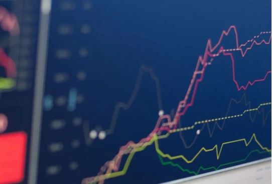 O Boletim Focus desta segunda-feira (20) sinalizou a manutenção da taxa básica de juros do Brasil e reduziu a estimativa de inflação. (Foto: Freepik)