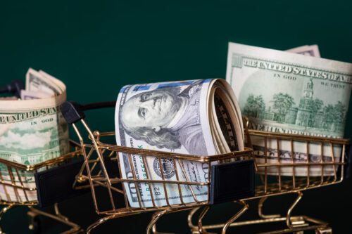 adrs: carinhos de compras com notas de dólares dentro.