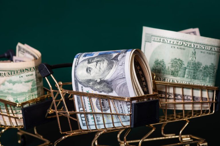 adrs: carinhos de compras com notas de dólares dentro.