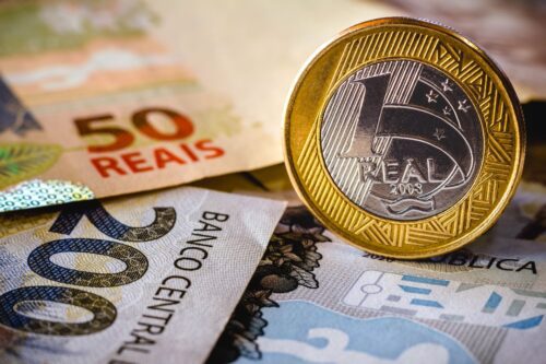 bacen: uma moeda de um real, uma nota de 50 reais e uma de 200 reais.