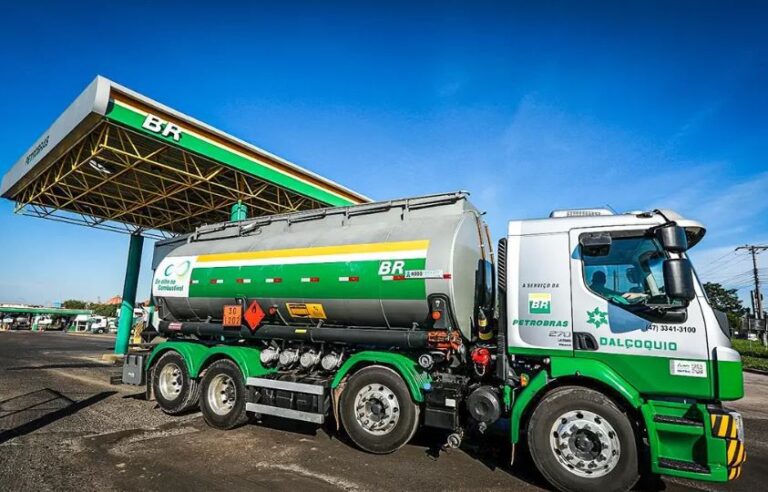 Preço do diesel diminui. (Diego Vara/Reuters)