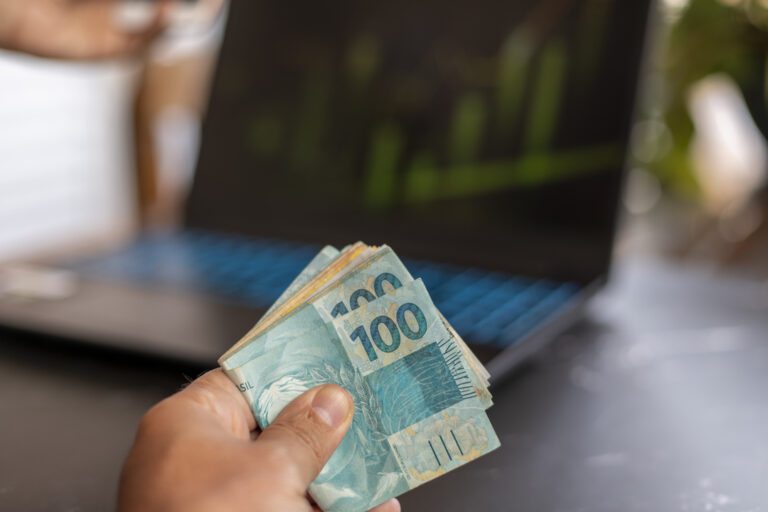 Homem realiza operações de investimento no mercado aberto