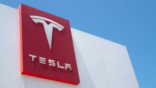 A estratégia de redução de preços adotada pela Tesla (TSLA) impulsionou as vendas da empresa no primeiro trimestre de 2023 (1TRI23) a níveis recordes.