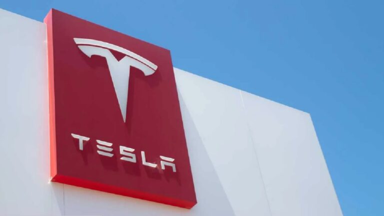 A estratégia de redução de preços adotada pela Tesla (TSLA) impulsionou as vendas da empresa no primeiro trimestre de 2023 (1TRI23) a níveis recordes.