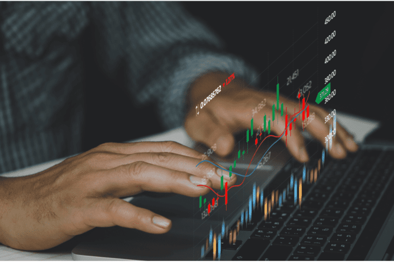 Home Broker: uma pessoa acompanhando as oscilações do mercado financeiro.