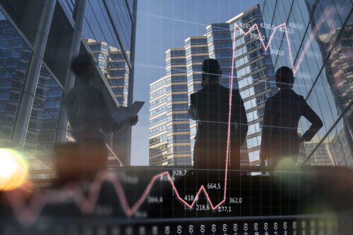 ações units: silhueta de três homens parados em frente a vários prédios.