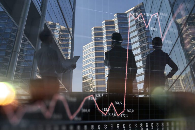 ações units: silhueta de três homens parados em frente a vários prédios.