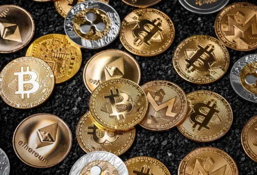Bitcoin em queda;criptomoedas menores se valorizam. Foto: Freepik