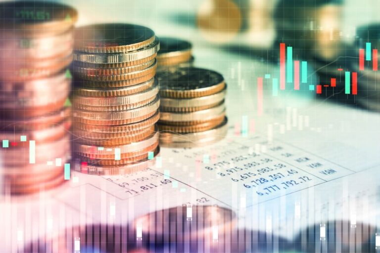 fundo de fundos: pilhas de moedas e gráficos nas cores vermelho e verde mostrando as oscilações do mercado financeiro,