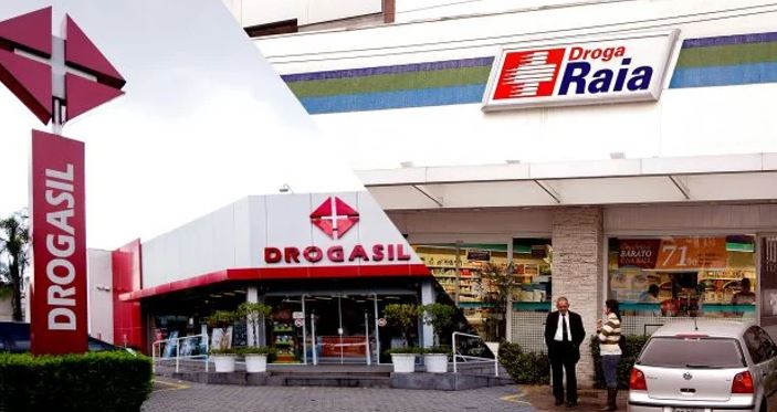 Raia drogasil fachadas. Imagem: Montagem Andrei Morais/Estadão Conteúdo/Divulgação