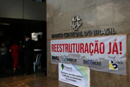 Os servidores do Banco Central anunciam "operação padrão" em protesto contra o governo federal, o que pode atrasar o desenvolvimento do Pix e afetar a regulamentação de criptomoedas.