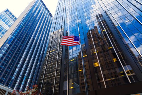 bdr de reits: prédios com uma bandeira dos EUA na frente.