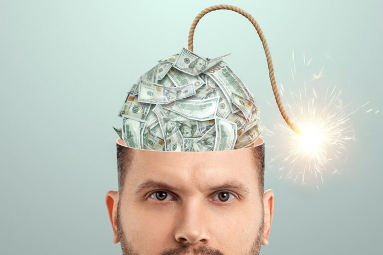 finanças comportamentais: um homem ao qual no topo da sua cabeça tem várias notas de dinheiro e um pavio aceso.