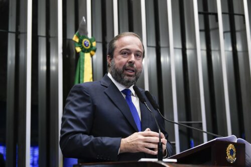 Alexandre Silveira, ministro de Minas e Energia firma acordo com Emirados Árabes. Foto: Divulgação