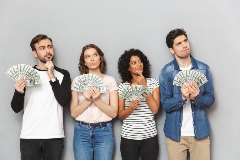 tipos de investidores: um homem, duas mulheres no meio e outro homem no final em fila de frente segurando notas de dinheiro na mão e com expressões pensativas.