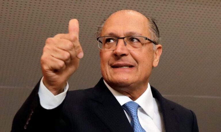 O vice-presidente e ministro da Indústria, Comércio e Serviços, Geraldo Alckmin, anuncia o fim do programa de incentivo à compra de veículos do governo federal.