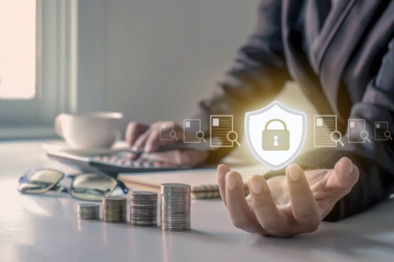 Índice de Basileia: uma pilha de moedas crescentes com uma pessoa ao lado usando a calculadora.