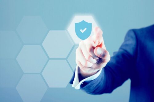blindagem patrimonial: uma pessoa apontando para um ícone de segurança.