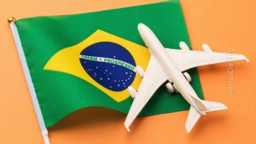 Ministro anuncia programa Voa Brasil com passagens aéreas a R$ 200. Objetivo é atender pessoas que não voaram nos últimos 12 meses. Companhias aéreas aderem ao projeto.