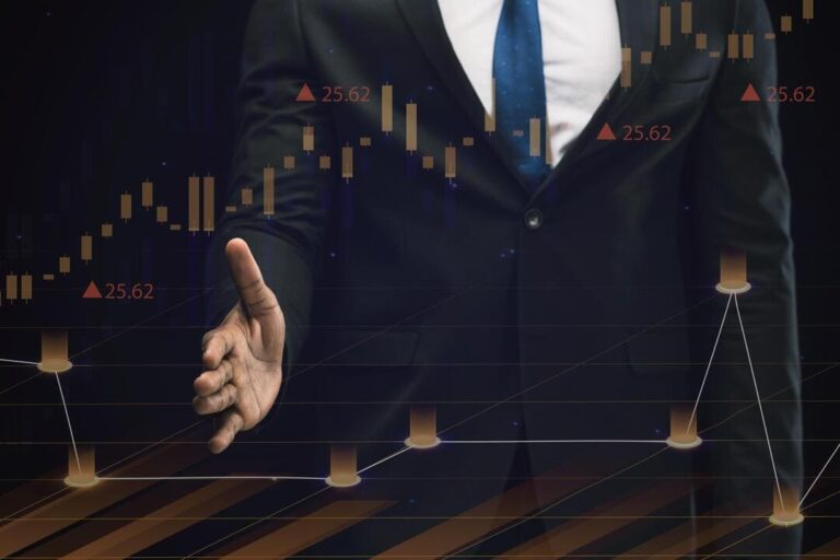 indices futuros: um homem acompanhando as oscilações do mercado. Os gráficos estão na cor dourada.