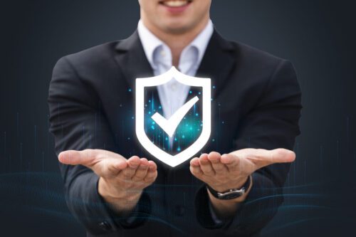 Tag along: um homem de terno com as palmas das mãos viradas para cima e uma ilustração mostrando uma seta de aprovação.