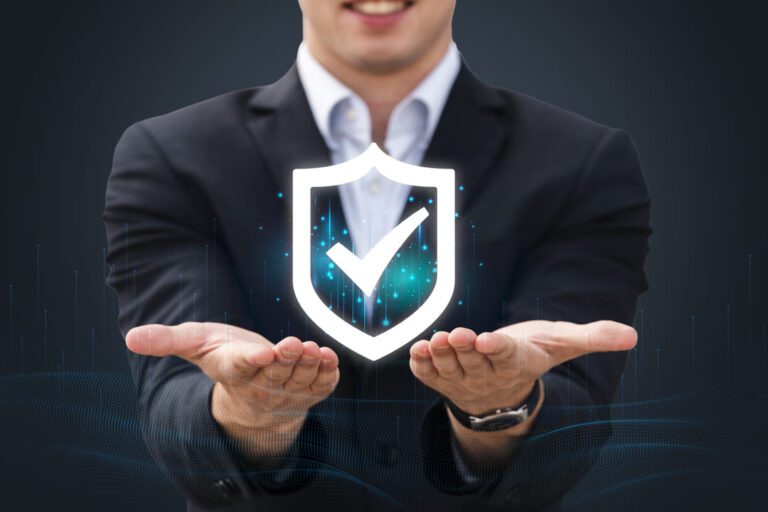 Tag along: um homem de terno com as palmas das mãos viradas para cima e uma ilustração mostrando uma seta de aprovação.