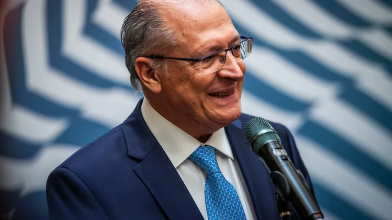 Reforma tributária não resolve todos os problemas, mas é passo crucial, diz Alckmin