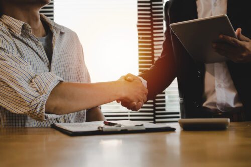 como se tornar sócio de uma empresa: duas pessoas realizando um aperto de mãos.