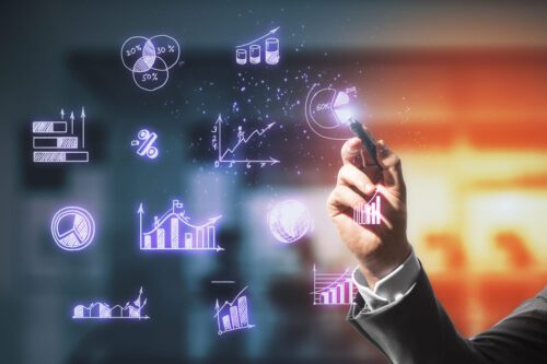 investimento a longo prazo: uma pessoa desenhando vários gráficos na cor lilás.