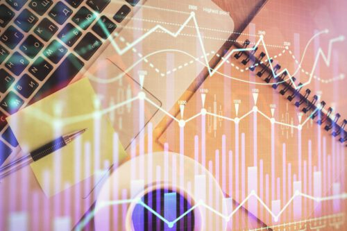 melhores investimentos em renda fixa: em primeiro plano, gráficos em barra e em ondas e em segundo plano uma xícara de café, um caderno e um notebook.