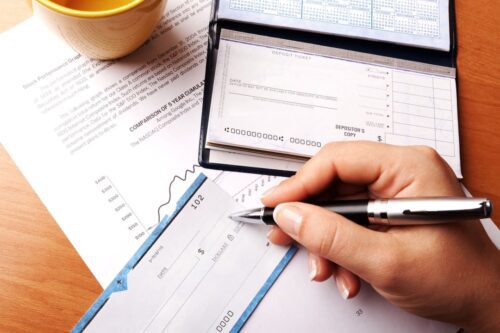 subscrição de fii: uma pessoa assinando um comprovante de subscrição.