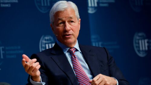 Jamie Dimon, CEO do JPMorgan, adverte que taxas de juros do Fed a 7% podem desencadear crise global