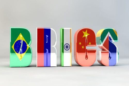 a palavra brics com as bandeiras dos países membros estampados nas letras.