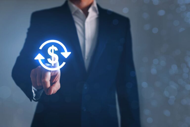 dólar para real: um símbolo de $ com duas setas rotacionando e uma pessoa de terno atrás.