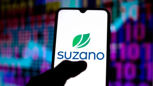 A Suzano (SUZB3) anunciou a captação de R$ 2 bilhões por meio da 10ª emissão de debêntures simples, destinando os recursos à geração de energia no Projeto Cerrado