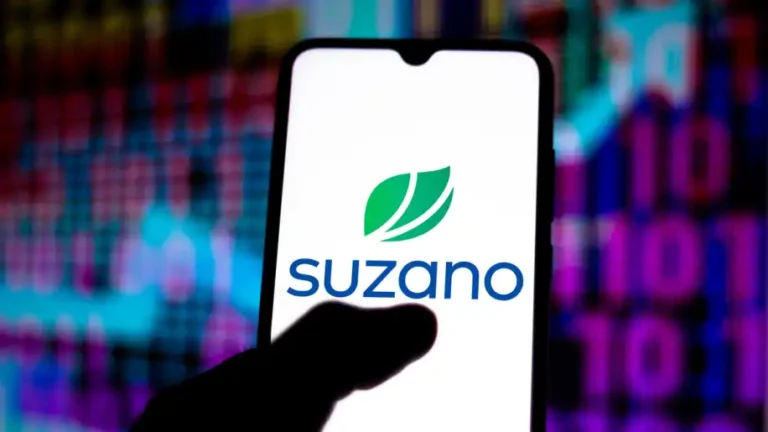 A Suzano (SUZB3) anunciou a captação de R$ 2 bilhões por meio da 10ª emissão de debêntures simples, destinando os recursos à geração de energia no Projeto Cerrado