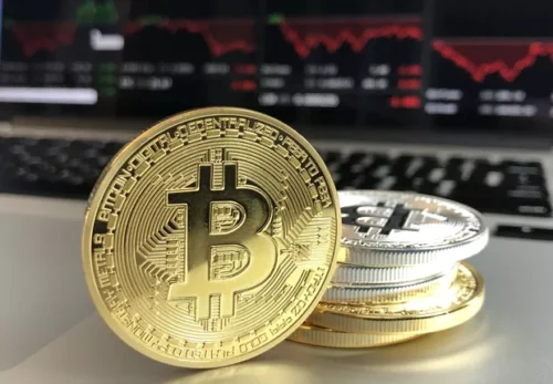Bitcoin alcança maior valor do ano e impulsiona mercado de criptomoedas