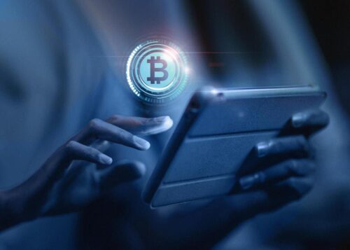 O DeFi é uma categoria de serviços financeiros que operam no blockchain, eliminando a necessidade de intermediários tradicionais