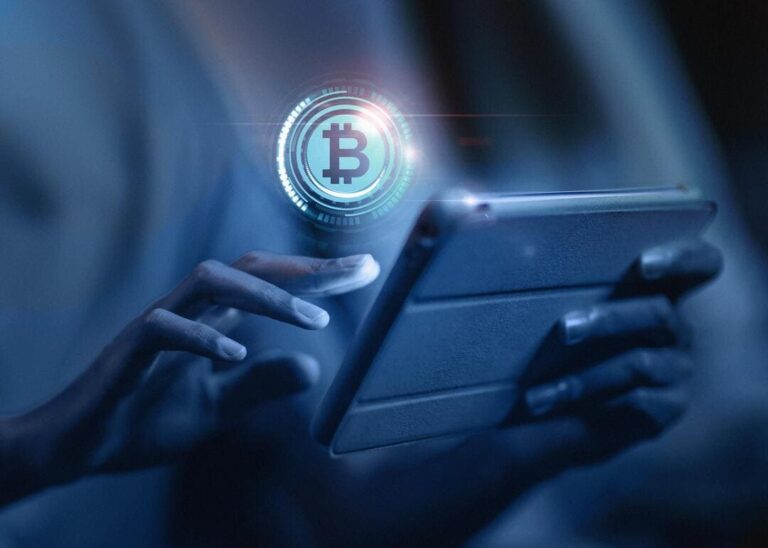 O DeFi é uma categoria de serviços financeiros que operam no blockchain, eliminando a necessidade de intermediários tradicionais