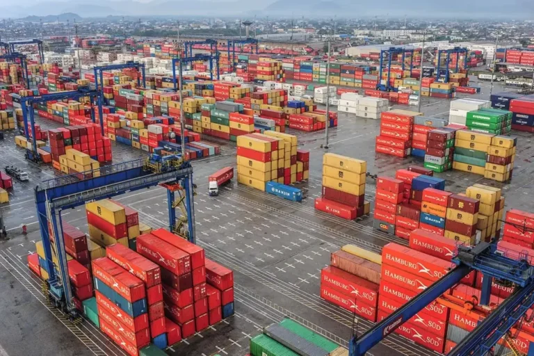 Balança comercial registra superávit recorde de US$ 98,84 bilhões