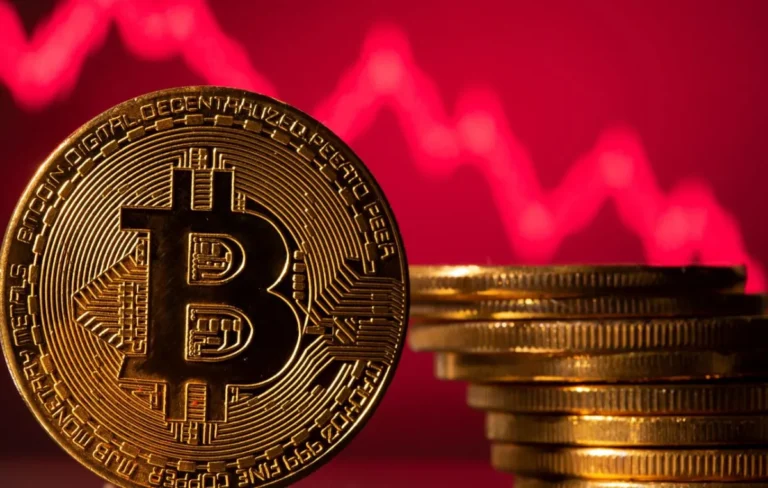 Bitcoin subiu ano passado, mas está longe do pico que atingiu em 2021, afirma especialista