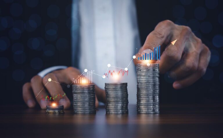 Homem de terno empilhando moedas com ilustração de gráficos em ordem crescente, em alusão aos fundos exclusivos.