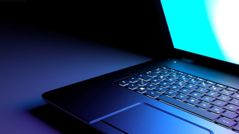 Notebook exibindo tela azul, representando a tecnologia deixada pelo legado de Steve Ballmer.