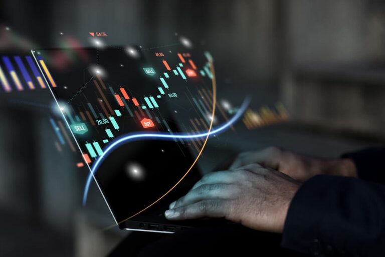 Homem vendo as opções de ações