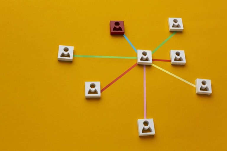 Fundo amarelo com imagens de pessoas conectadas a outra simbolizando uma piramide financeira