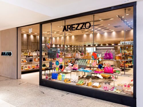 A fusão entre Arezzo (ARZZ3) e Grupo Soma (SOMA3) cria um gigante da moda. Com análise otimista da XP, a união promete sinergias